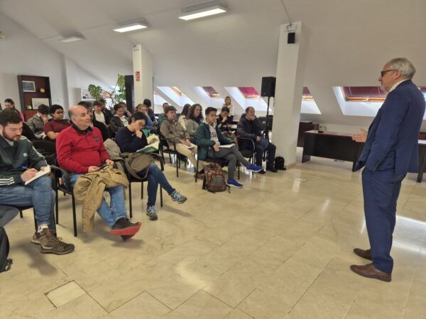Estudiantes de Geografía en una visita al Consejo Comarcal del Bierzo