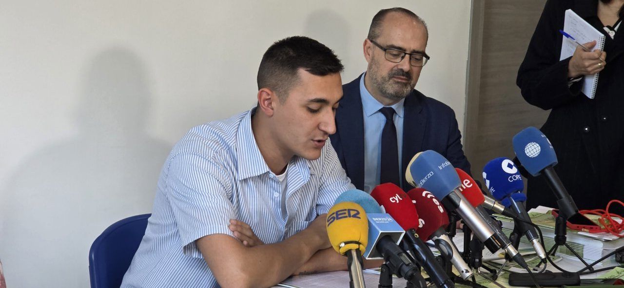 Presentación de la revista Voces de Vida en Ponferrada con participantes y autoridades.
