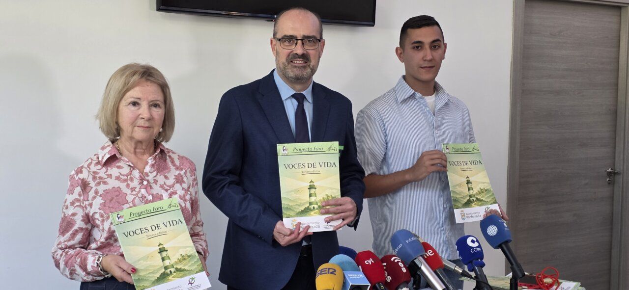 Presentación de la revista Voces de Vida en Ponferrada con participantes del programa