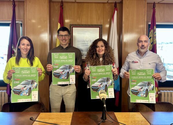 Presentación oficial del X Rallye Tierra del Bierzo con cuatro personas sosteniendo carteles