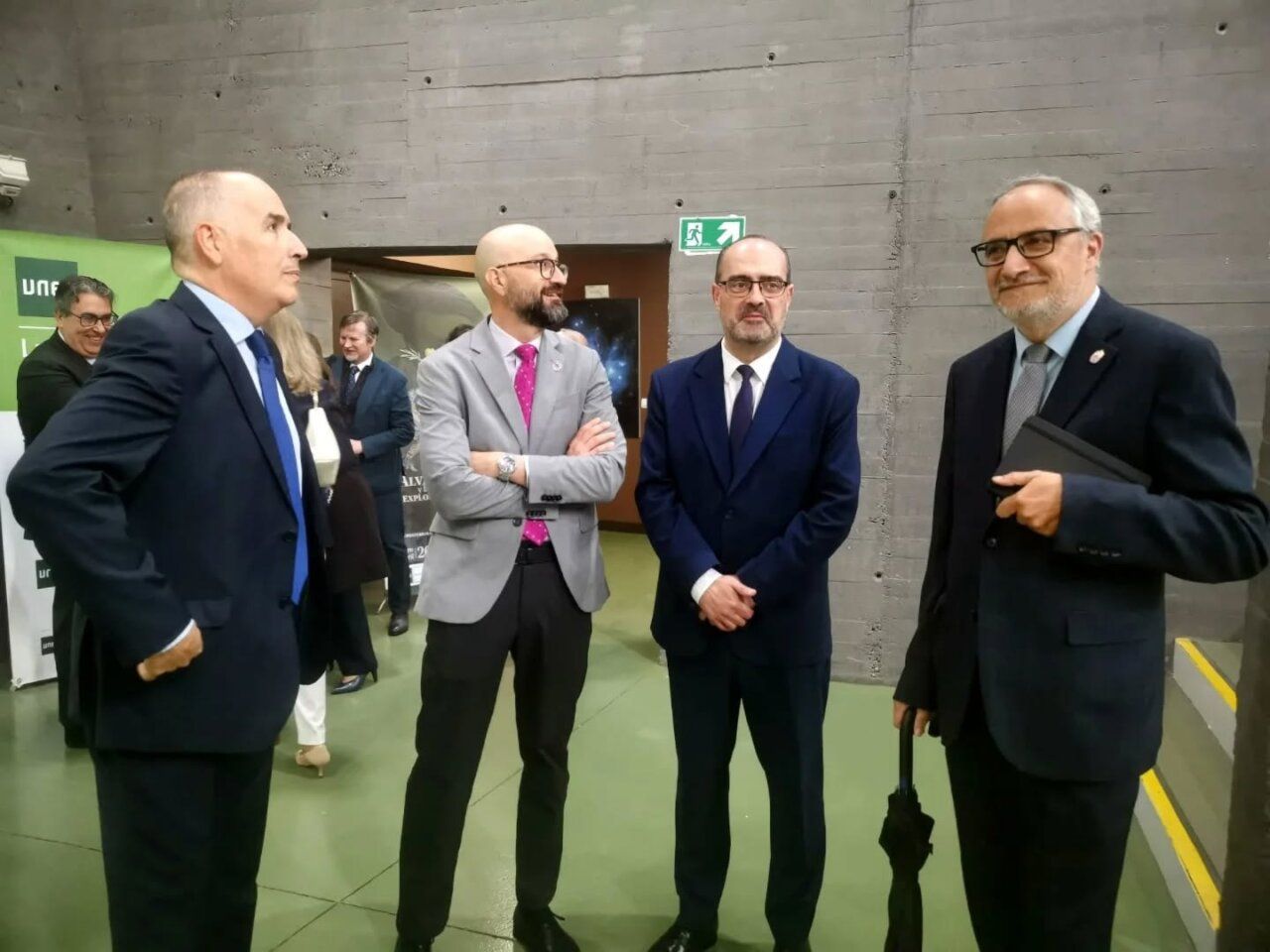 Cuatro personas en un evento del XX aniversario de INTECCA en Ponferrada