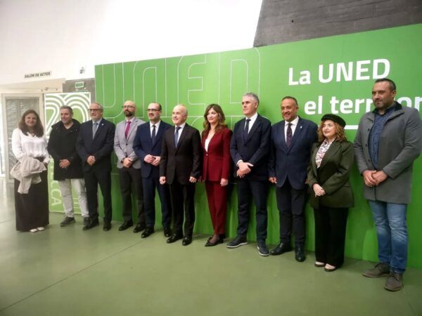 Grupo de personas en la celebración del XX aniversario de INTECCA en la UNED Ponferrada