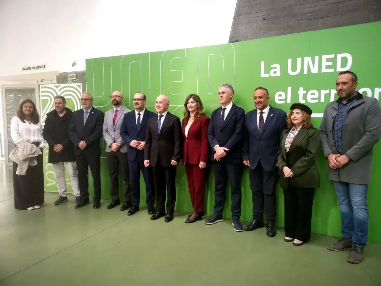 Grupo de personas en la celebración del XX aniversario de INTECCA en la UNED Ponferrada