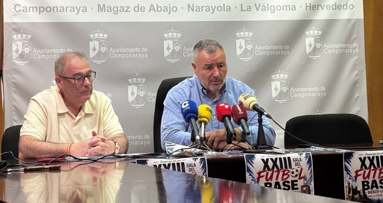 Dos hombres en una conferencia sobre la Gala del Fútbol Base en Camponaraya
