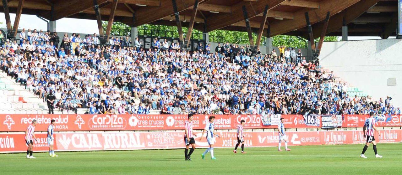 Partido de fútbol entre Zamora y Ponferradina con afición animada