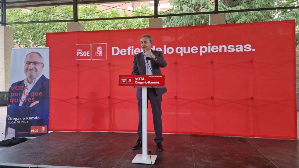Zapatero hablando en un mitin de apoyo a Olegario Ramón en Ponferrada