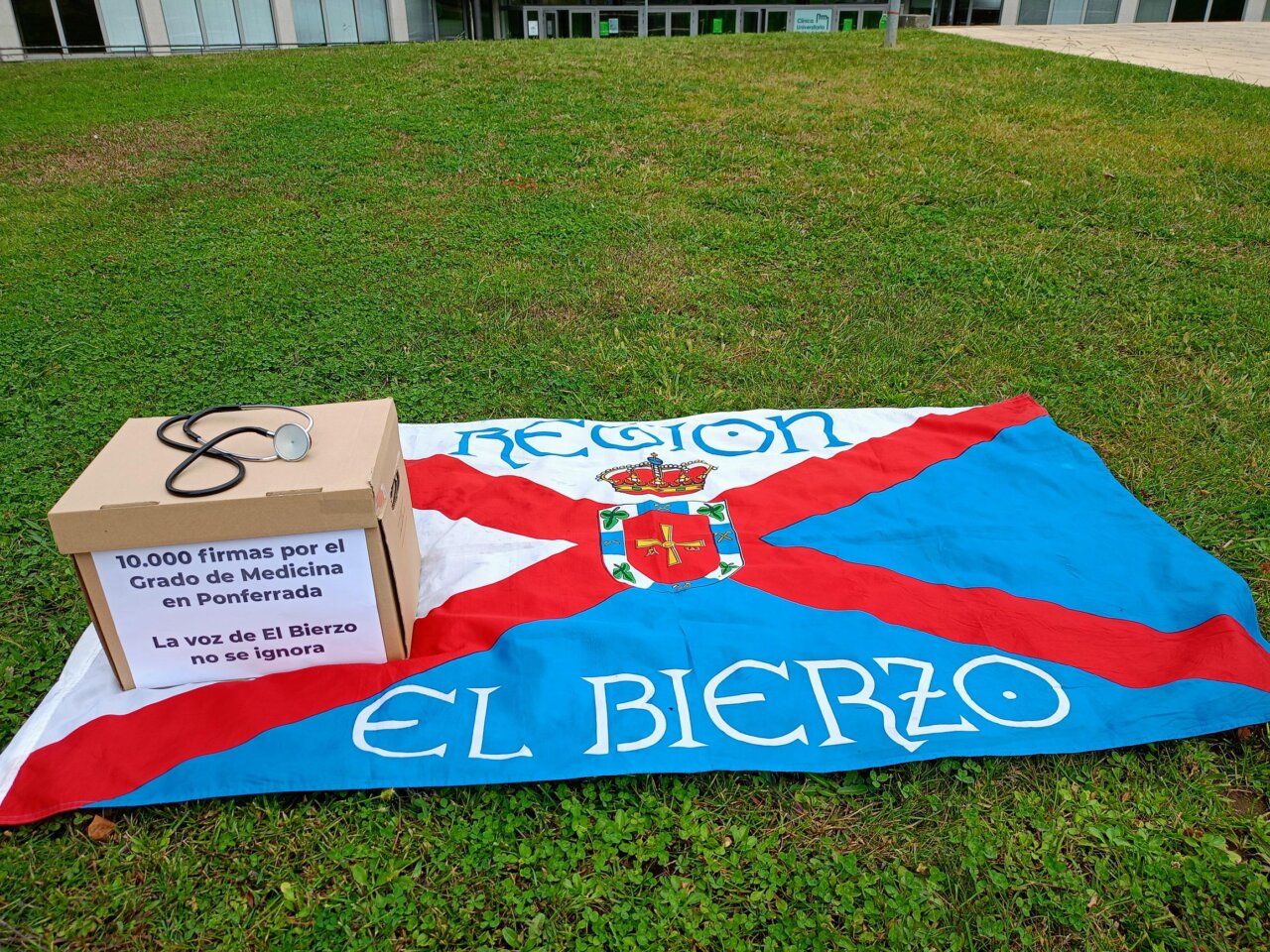 Caja con firmas y estetoscopio sobre bandera de El Bierzo