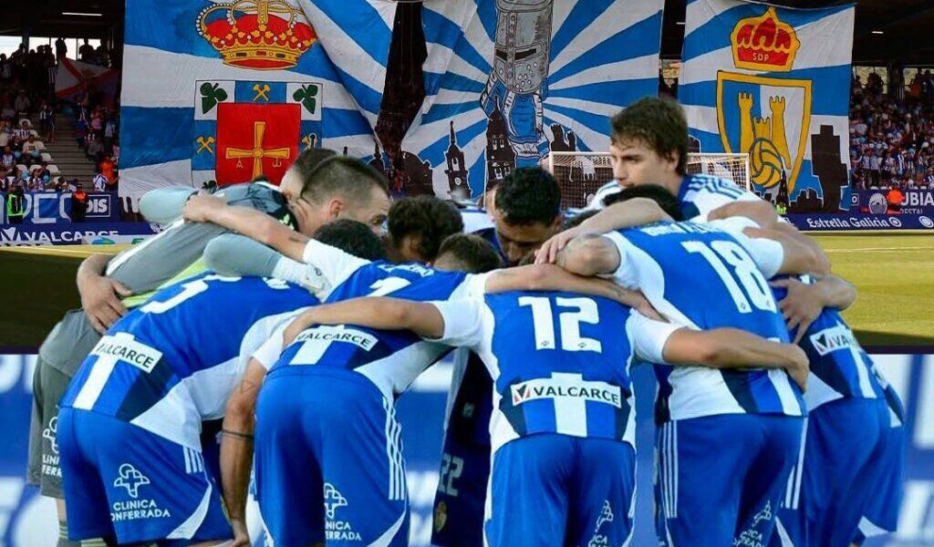 Jugadores de la SD Ponferradina celebrando su 104 aniversario en el estadio