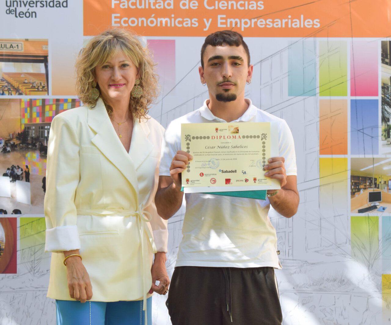 César Núñez Sahelices recibiendo diploma en la Universidad de León