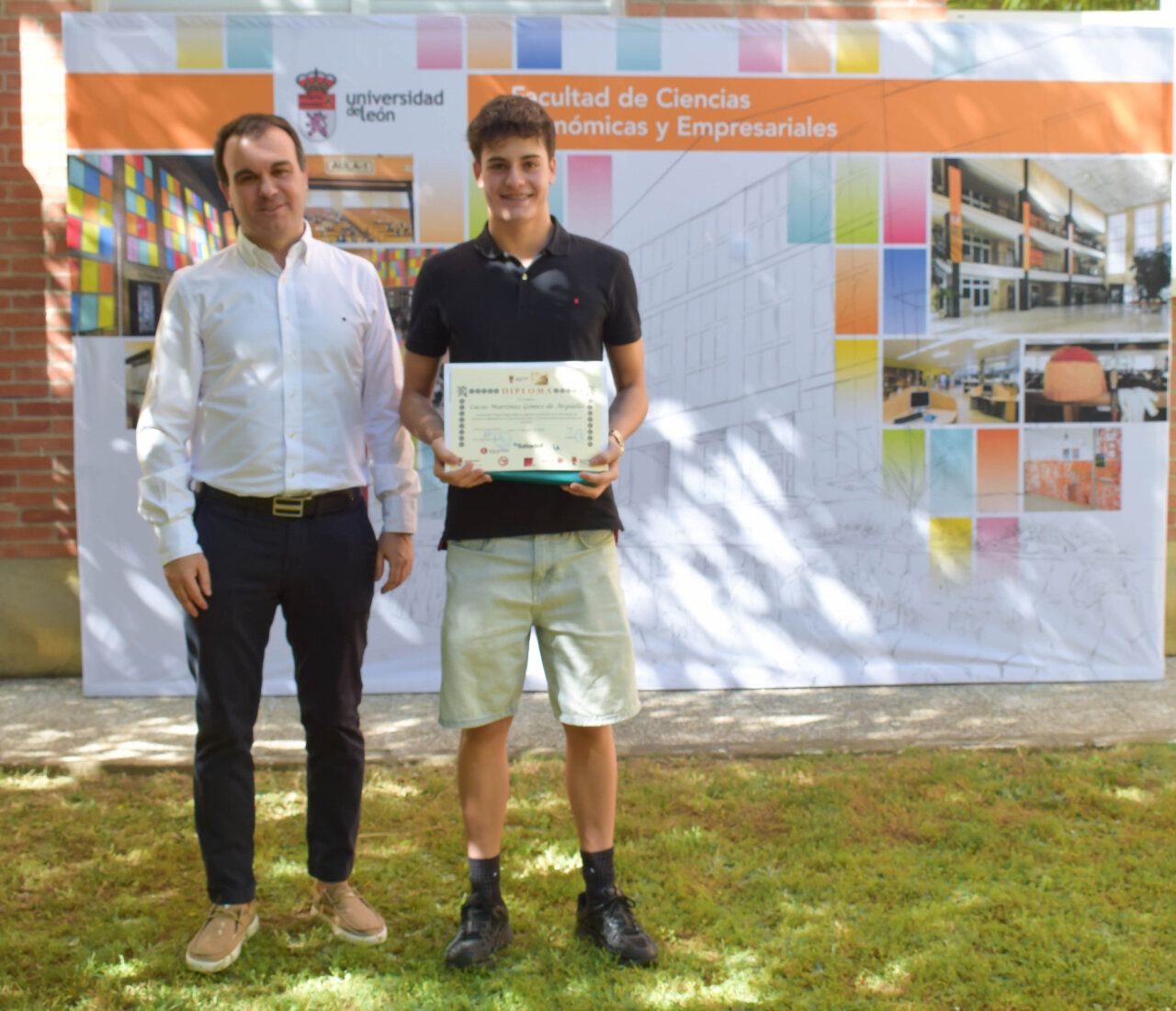 Estudiante recibiendo diploma en la Universidad de León durante la Olimpiada de Economía