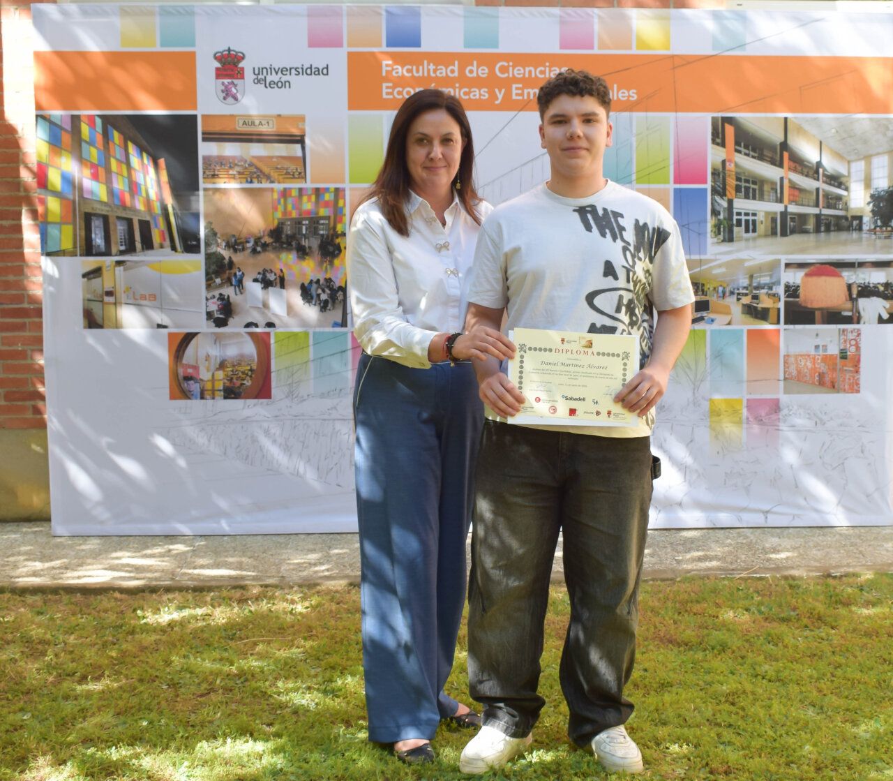 Estudiante recibiendo diploma en la Facultad de Ciencias Económicas