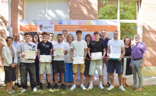 Estudiantes premiados en la Olimpiada de Economía en la Universidad de León