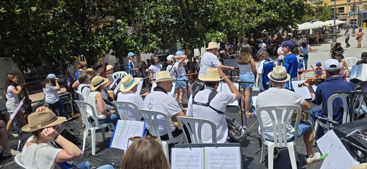 Grupo de alumnos de la escuela de música en Ponferrada durante un evento