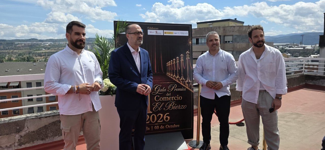 Presentación de la III Gala del Comercio de El Bierzo con cuatro hombres en un evento