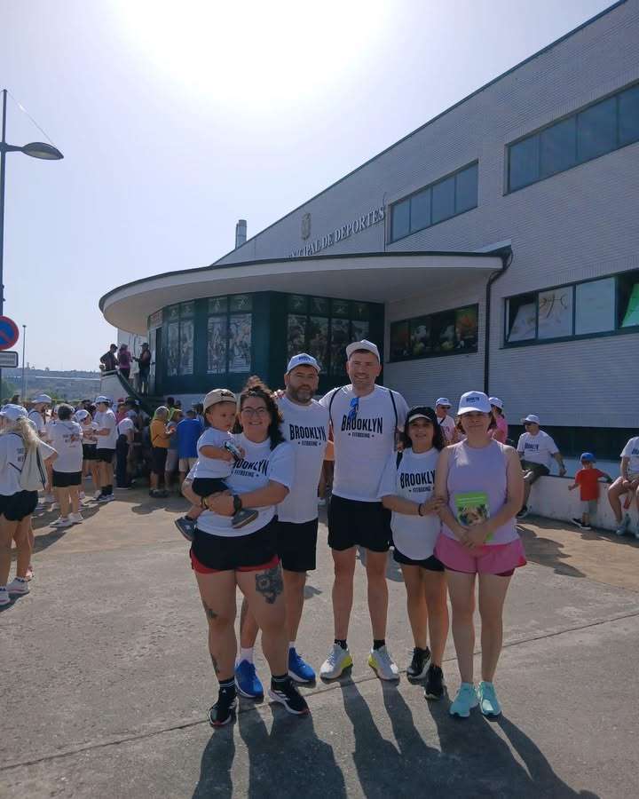 Grupo de personas en marcha solidaria en Ponferrada apoyando a Julen