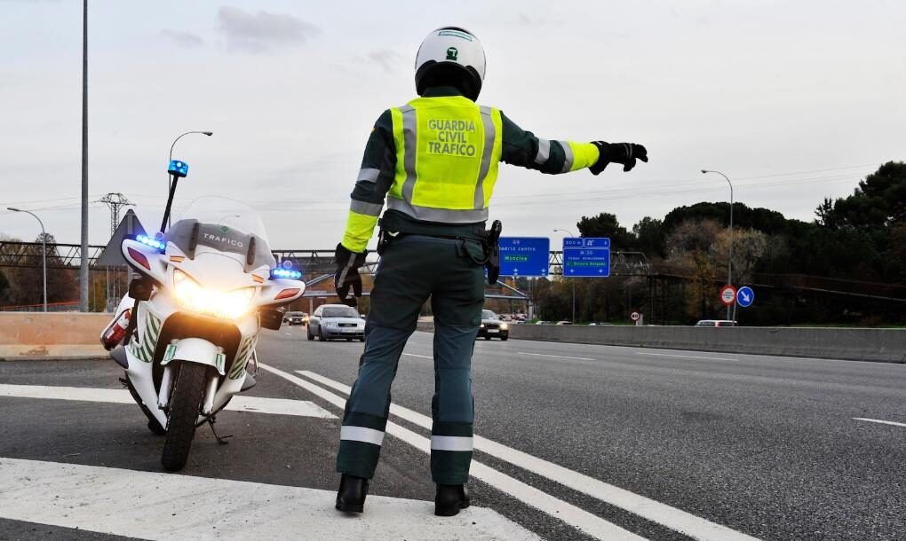 Agente de la Guardia Civil dirigiendo el tráfico en una carretera