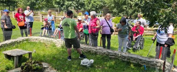 Grupo de personas disfrutando en la Finca Fiyuelo en Venta de Albares