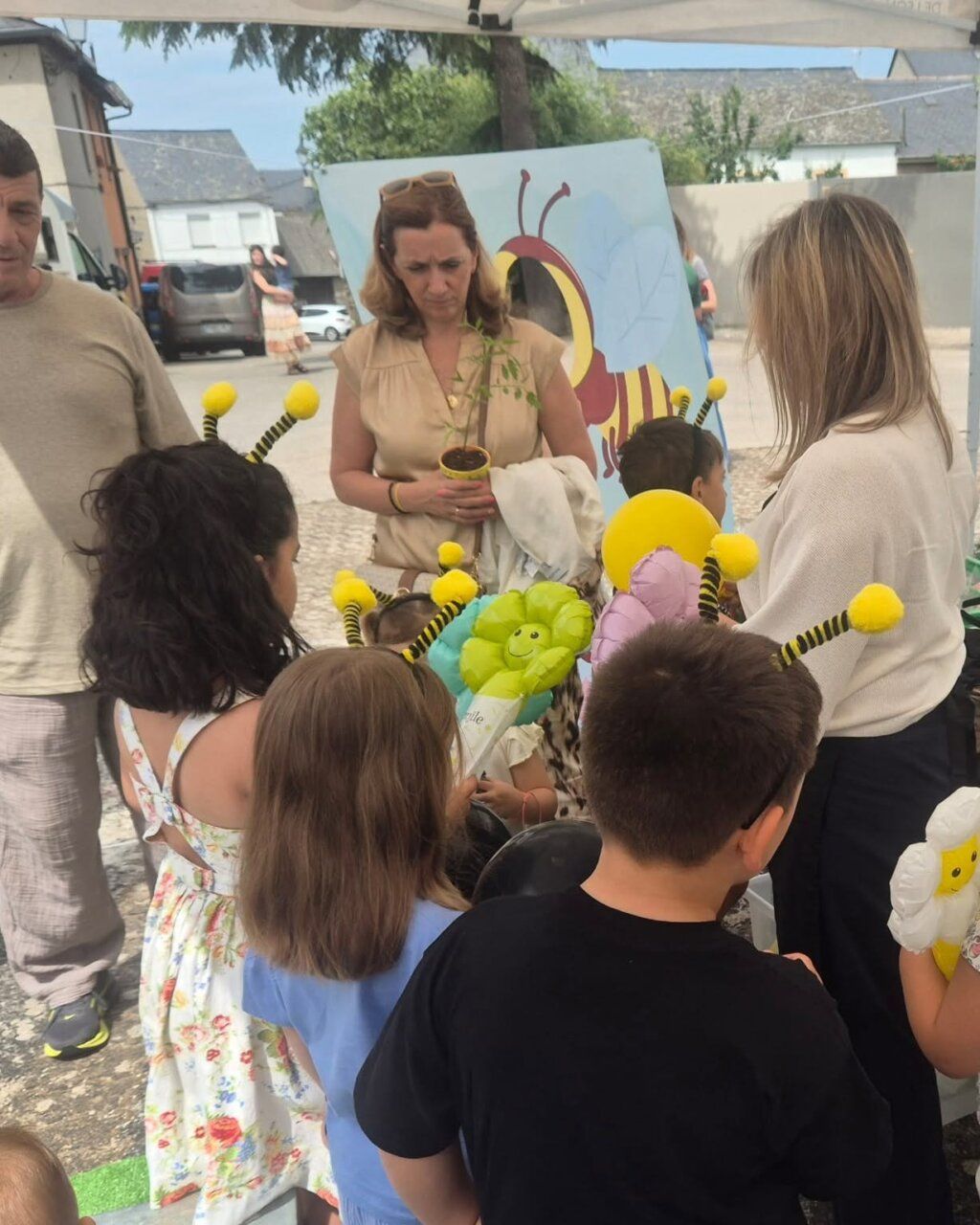 Niños participando en actividades de la feria de verano en Albares de la Ribera