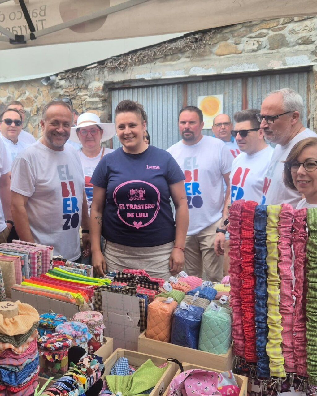 Participantes en la feria de verano en Albares de la Ribera mostrando productos locales.