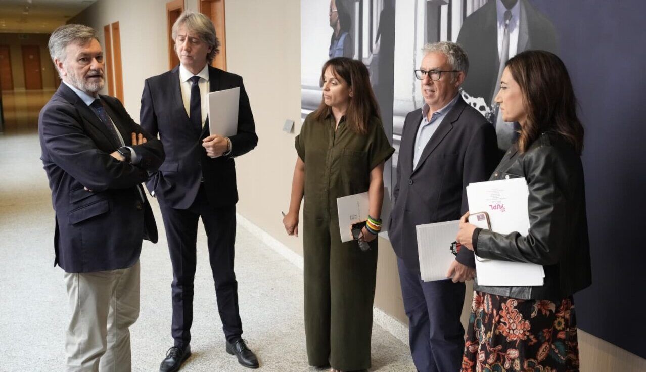 Alicia Gallego y otros miembros en la Junta de Portavoces