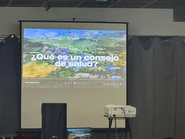 Presentación sobre el Consejo de Salud en un evento comunitario