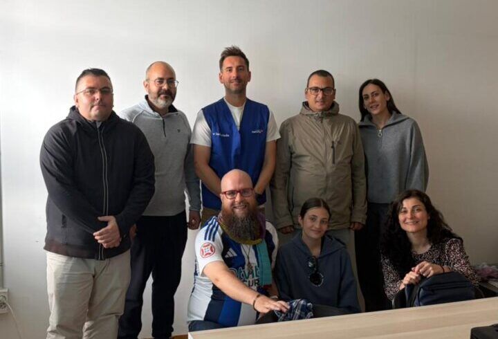 Grupo de participantes en el programa PasaXT hacia el empleo en una sala