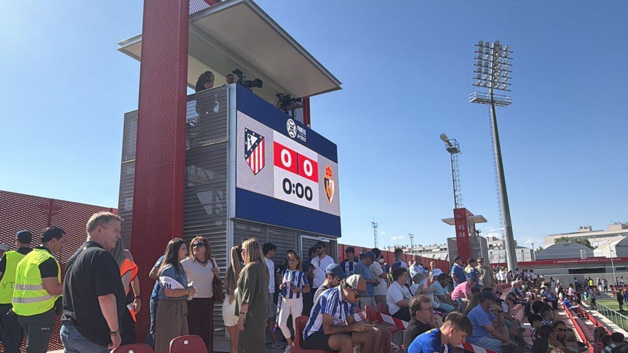 Aficionados en el Centro Deportivo de Alcalá de Henares durante el playoff de ascenso