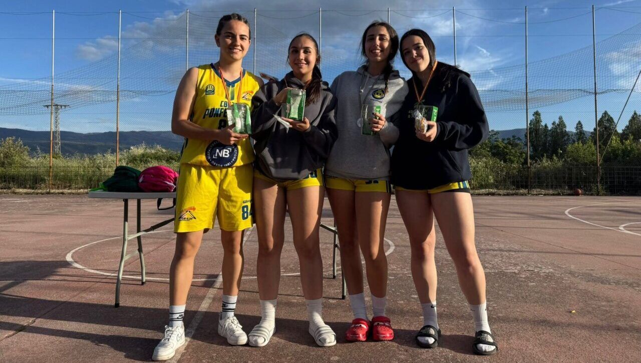 Jugadoras de baloncesto celebrando en Santo Tomás de las Ollas