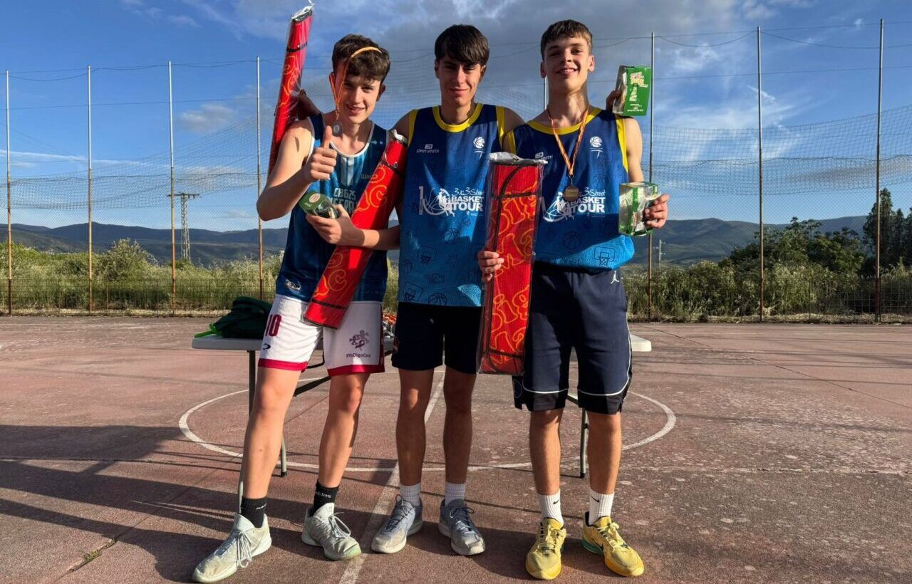 Tres jóvenes posando tras un torneo de baloncesto 3x3 en Santo Tomás de las Ollas.