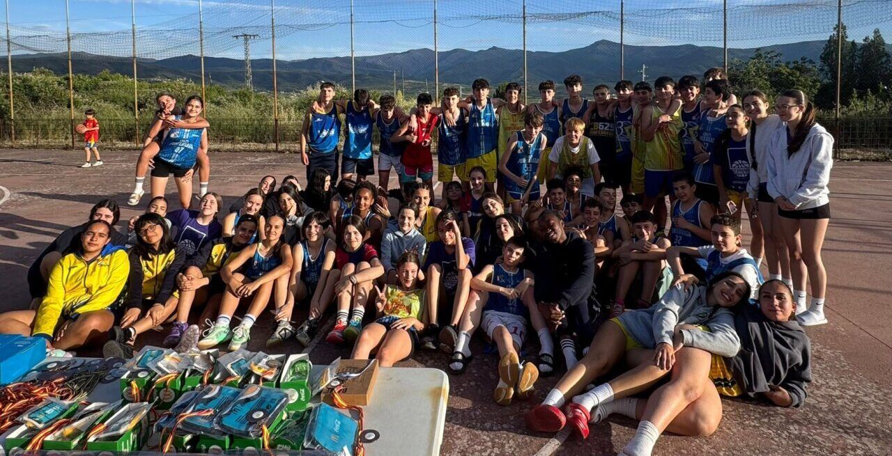 Grupo de jóvenes jugadores de baloncesto en Santo Tomás de las Ollas