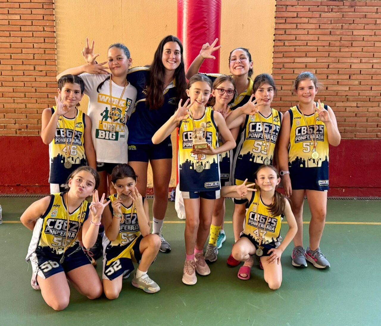 Jugadoras del CB 6,25 Ponferrada celebrando su tercer puesto en minibasket