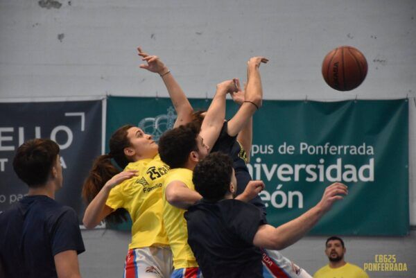 Jugadores de baloncesto en acción durante un partido emocionante