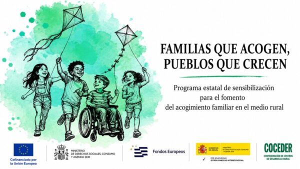 Niños y niñas jugando con cometas en un entorno rural