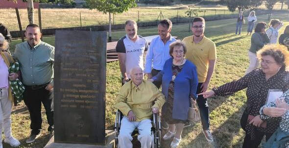 Grupo de personas agradeciendo a Benjamín Sánchez en el parque Cantarranas