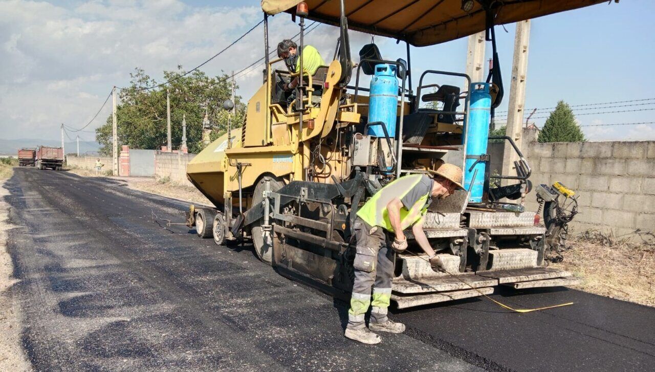 Trabajadores asfaltando el camino Baragañas en la dehesa