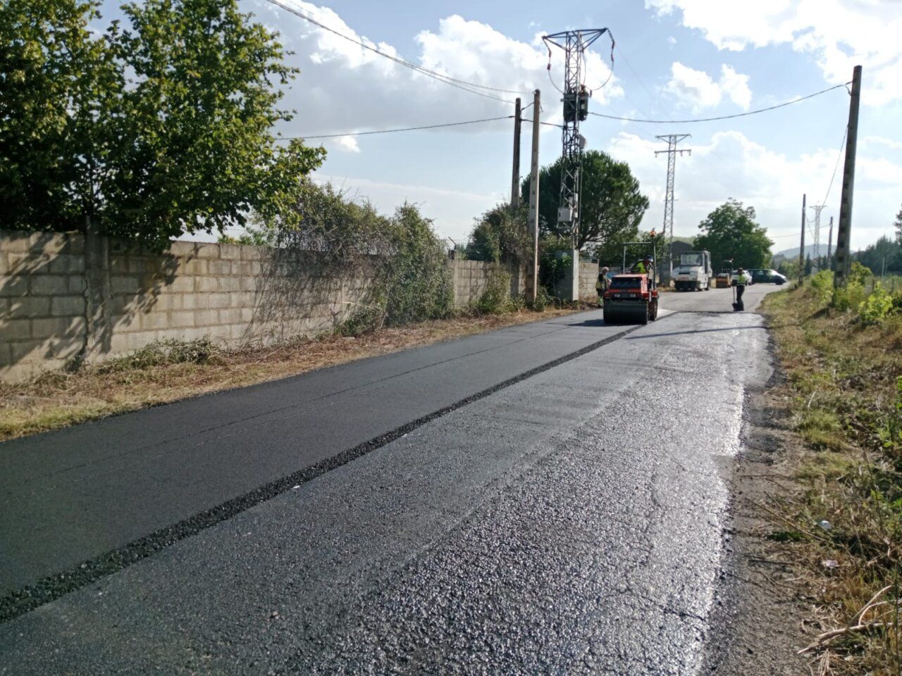 Camino Baraganas recién asfaltado con maquinaria trabajando