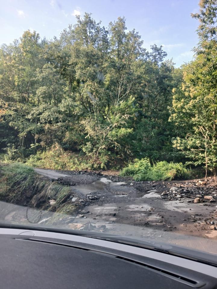 Carretera afectada por desprendimientos en Oencia tras tormentas