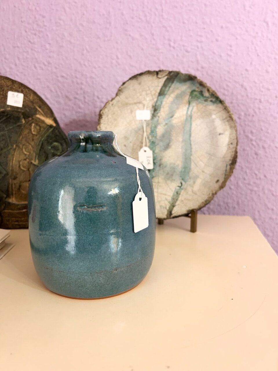 Jarrón de cerámica azul y platos decorativos en Casa Maestra