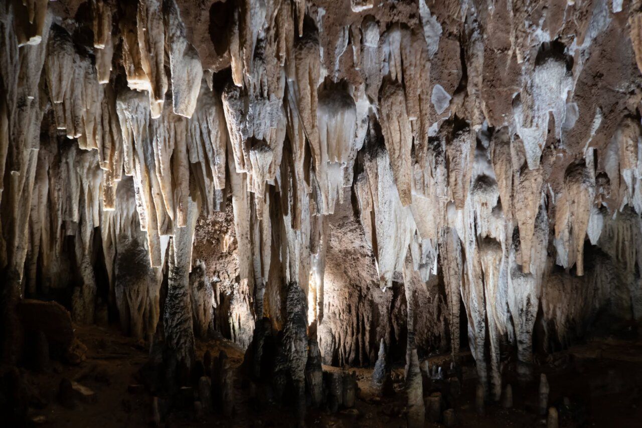 Formaciones geológicas en la Cueva de Valporquero en León, España.