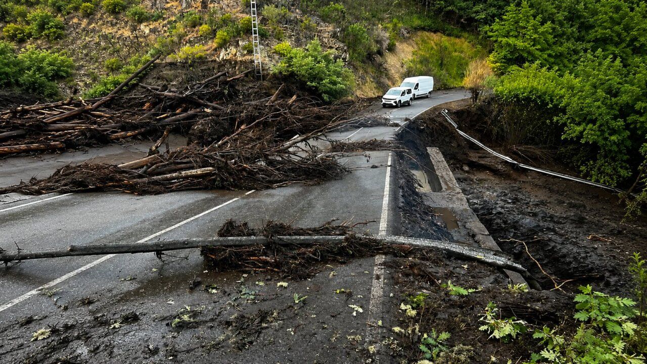 Acceso a Faro bloqueado por troncos y barro tras tormenta