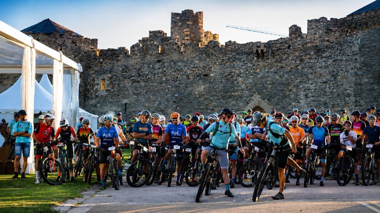 Ciclistas preparados para la Mountemplaria en el Castillo de los Templarios