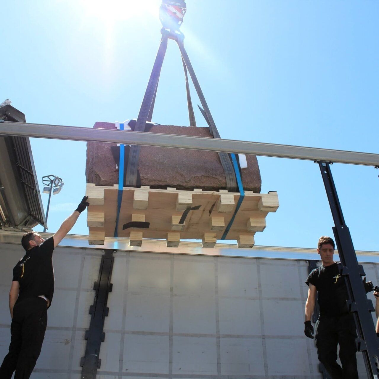 Trabajadores montando una escultura de Chillida en Ponferrada
