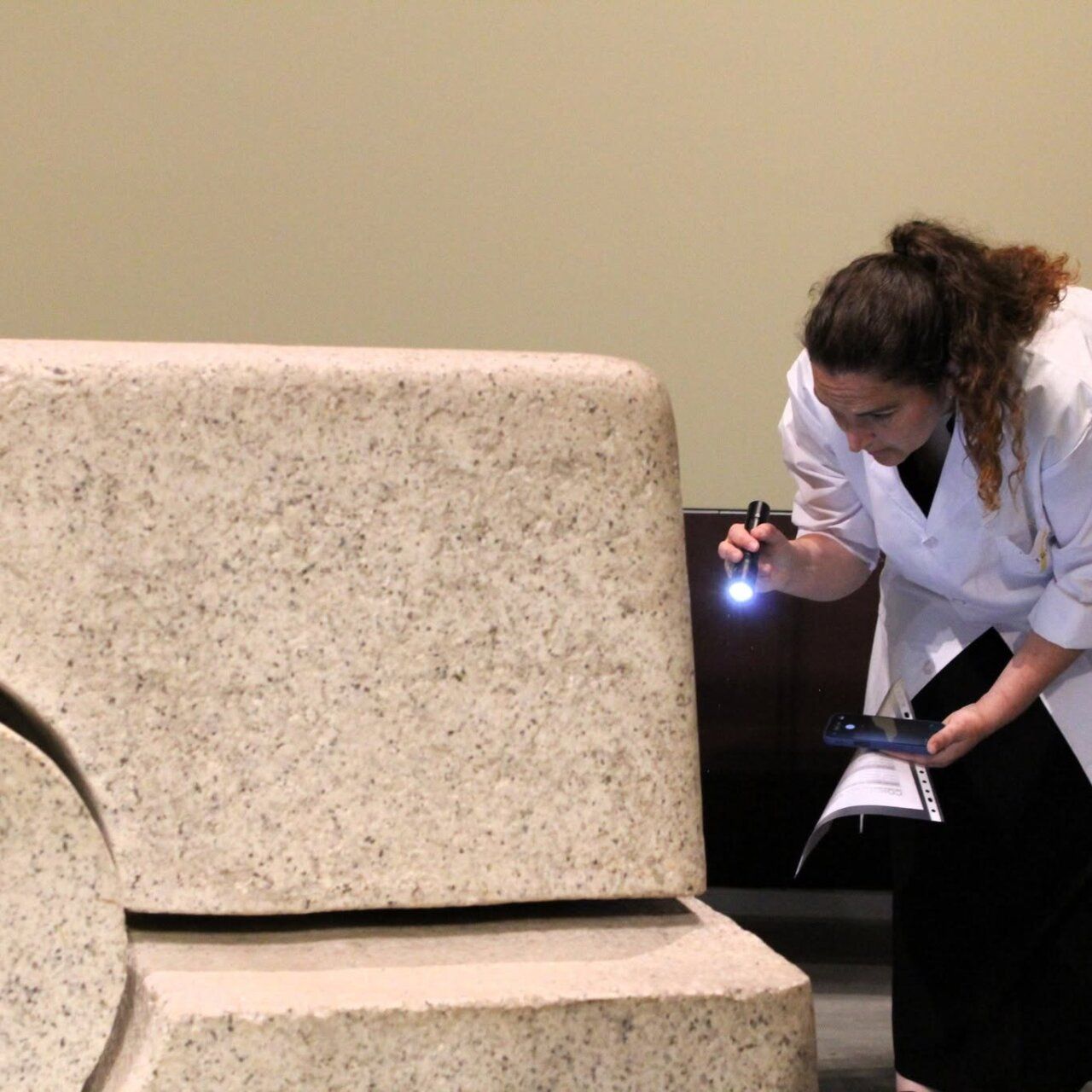 Persona examinando una escultura de Eduardo Chillida en la exposición
