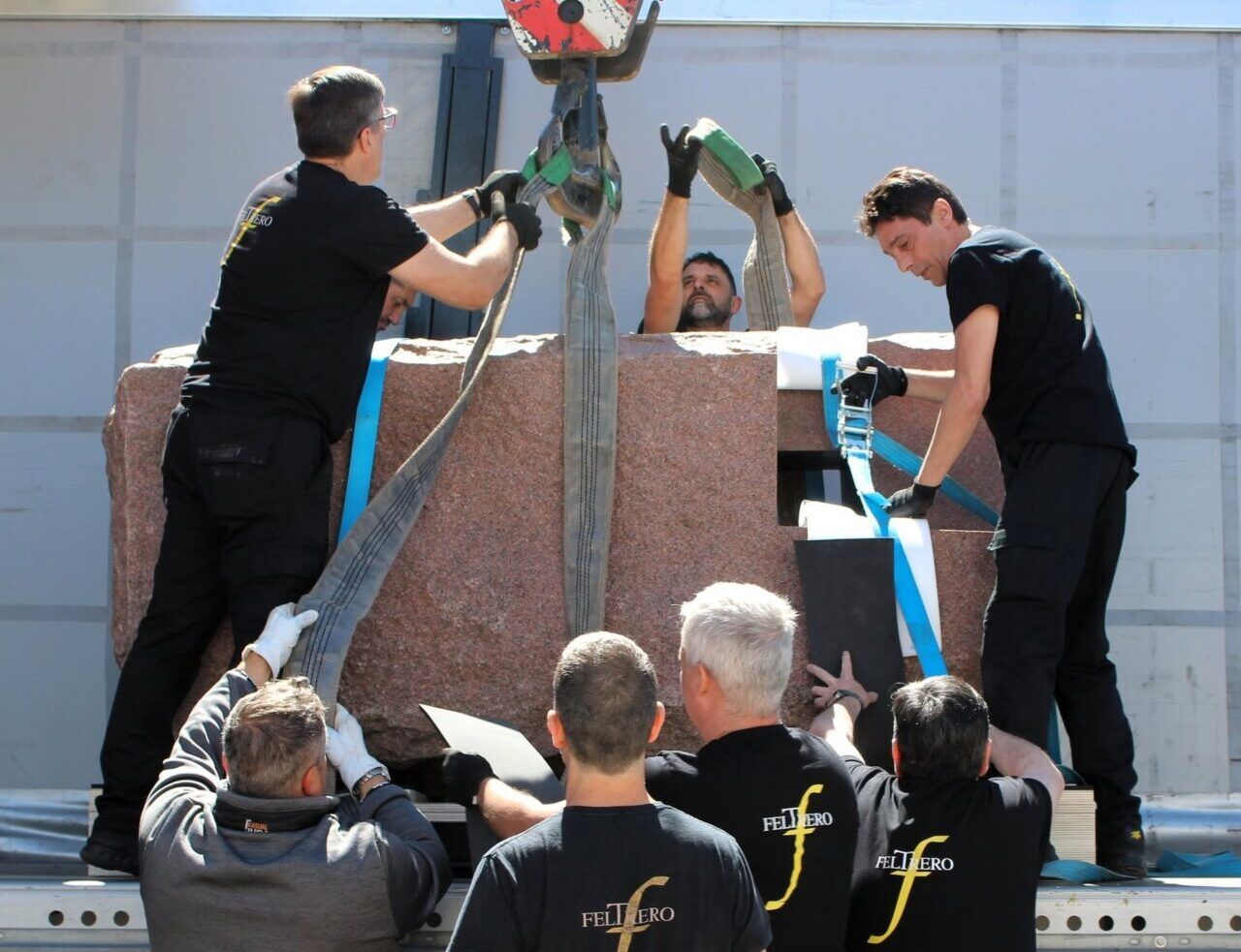 Grupo de personas montando una escultura de Chillida en Ponferrada