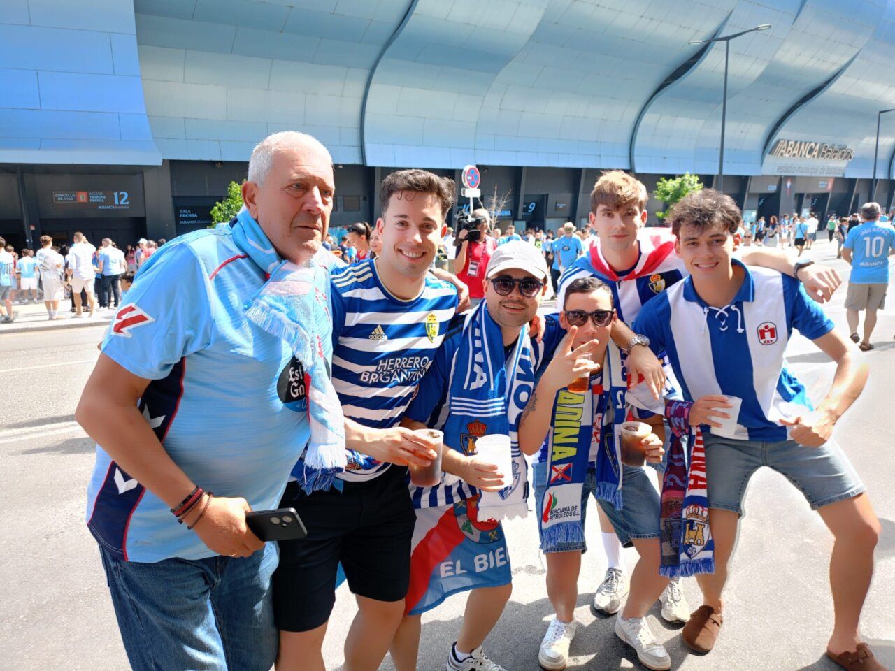 Grupo de aficionados bercianos en Vigo antes de un partido importante