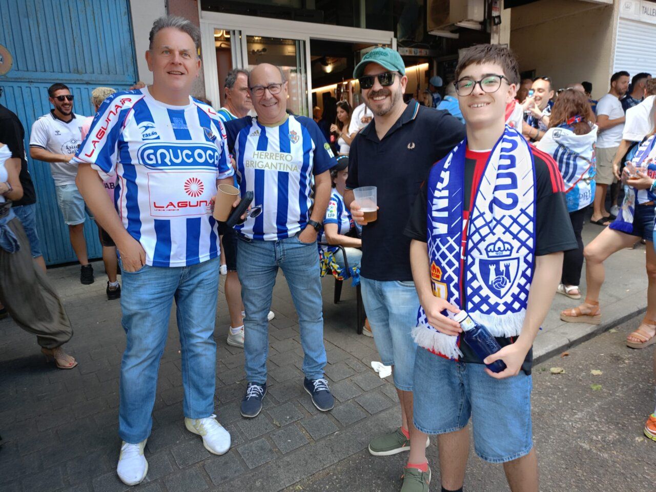 Aficionados de la SD Ponferradina en Vigo antes del partido