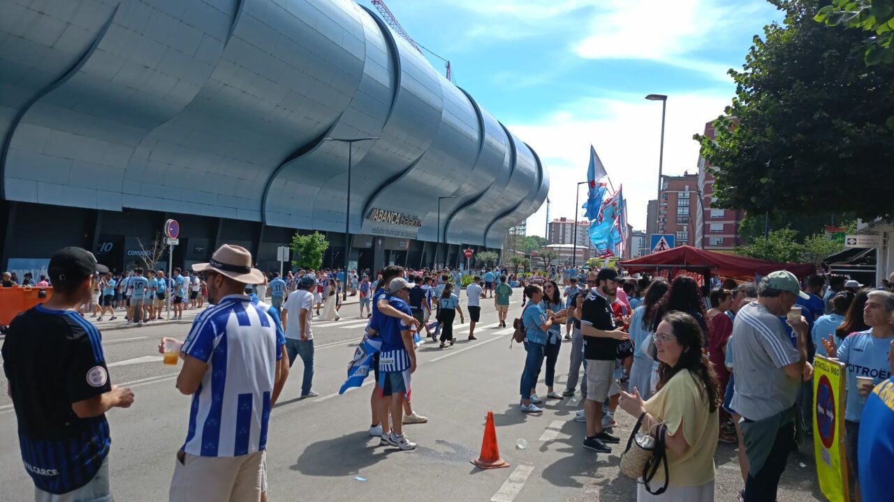 Aficionados de la SD Ponferradina en Vigo antes del partido