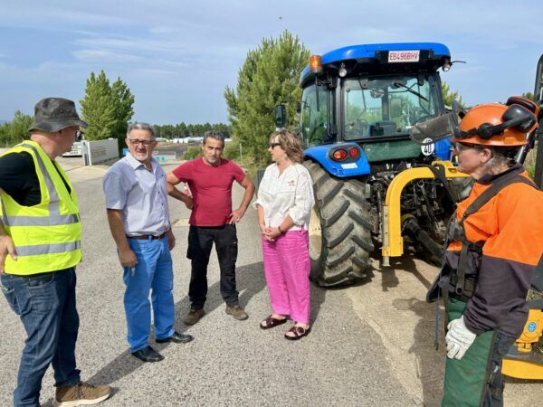 Reunión de la Concejalía de Medio Ambiente en Ponferrada con operarios y maquinaria agrícola.