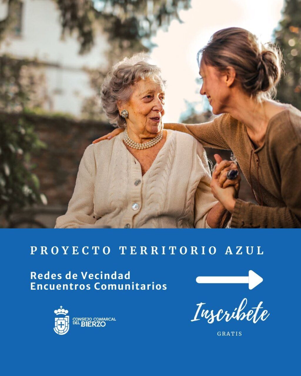 Dos mujeres conversando en un encuentro comunitario sobre el proyecto Territorio Azul.
