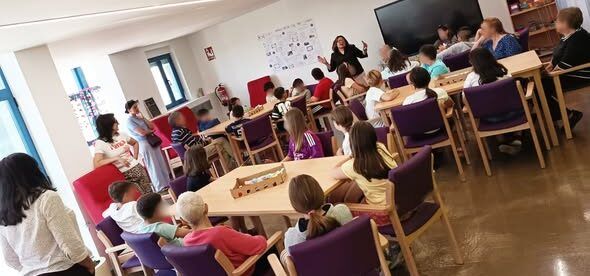 Actividad intergeneracional en el Centro de Día con niños y mayores
